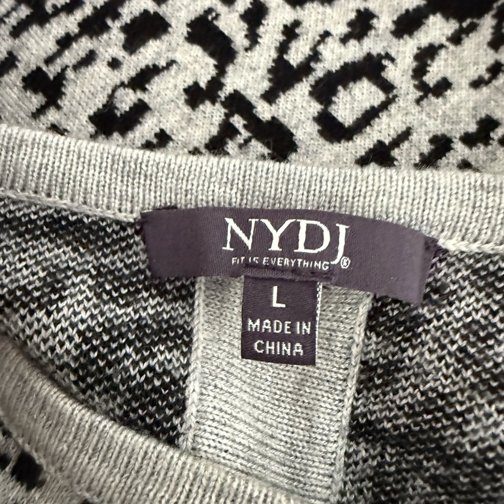 #54 🌷NYDJ Leopard Print Gray Women's Top size L - Picture 5 of 8